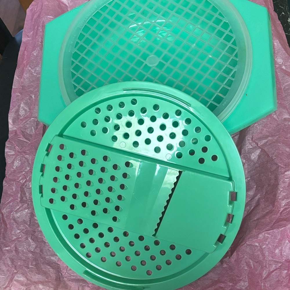 Tupperware Green Grater Set